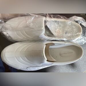 Easy Spirit Women's White Mules 9.5 NIB